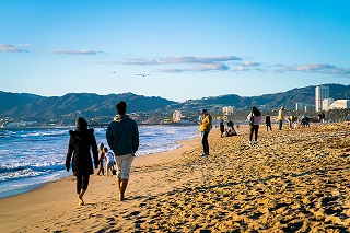 Cinco claves para beneficiarnos de las caminatas por la playa